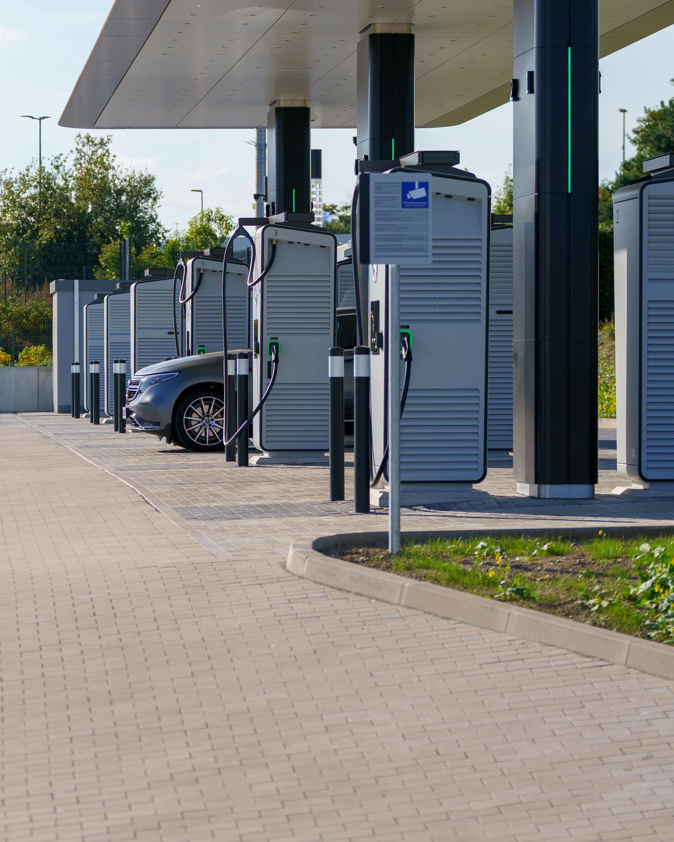 Hochleistungs-Schnellladesäulen auf einem Parkplatz